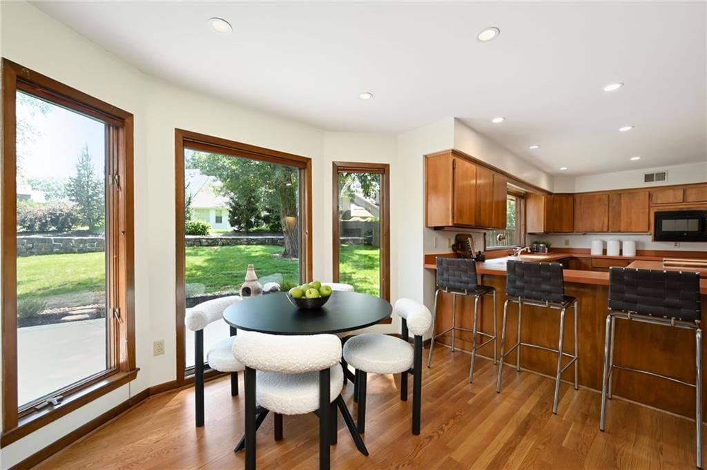 Photo 11 of 35 - 9964 Hemlock Drive, Overland Park, KS 66212