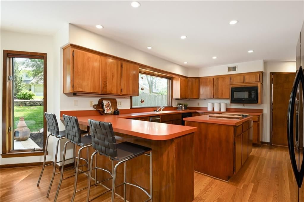 Photo 12 of 35 - 9964 Hemlock Drive, Overland Park, KS 66212