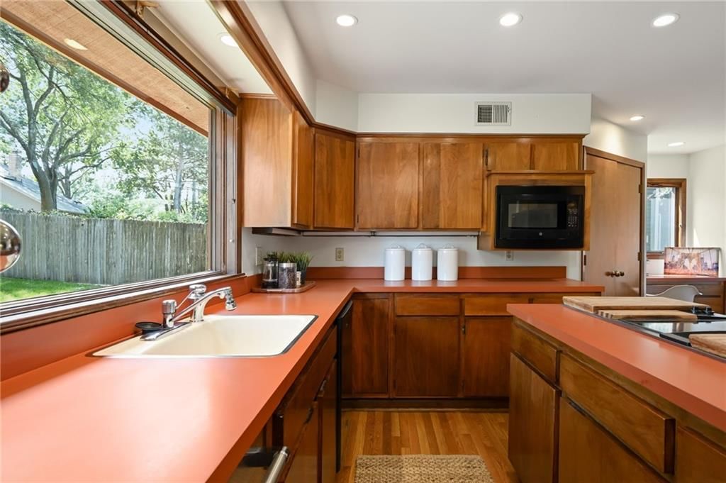 Photo 13 of 35 - 9964 Hemlock Drive, Overland Park, KS 66212