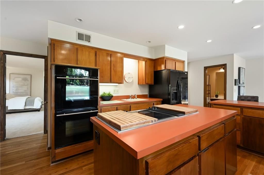 Photo 14 of 35 - 9964 Hemlock Drive, Overland Park, KS 66212