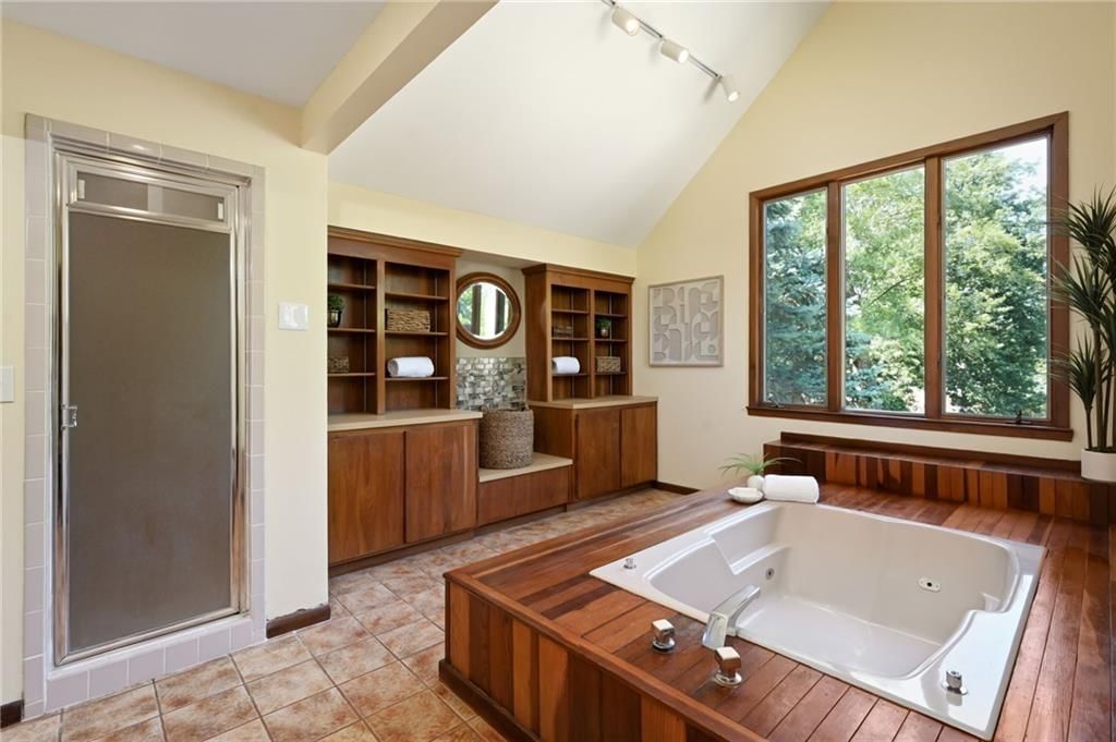 Photo 18 of 35 - 9964 Hemlock Drive, Overland Park, KS 66212