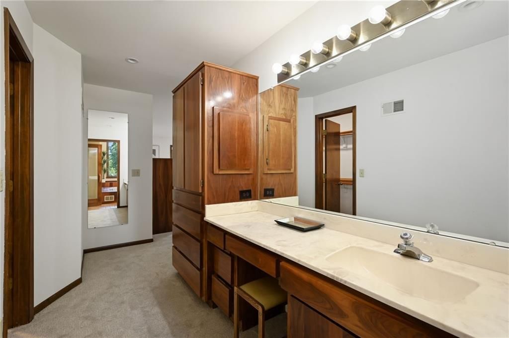 Photo 21 of 35 - 9964 Hemlock Drive, Overland Park, KS 66212