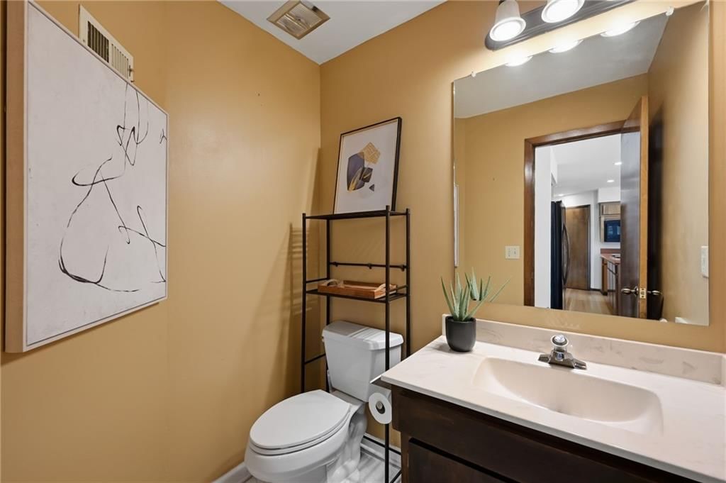 Photo 23 of 35 - 9964 Hemlock Drive, Overland Park, KS 66212