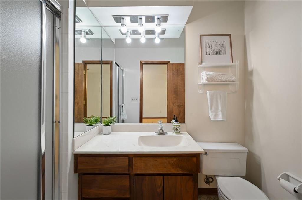 Photo 26 of 35 - 9964 Hemlock Drive, Overland Park, KS 66212