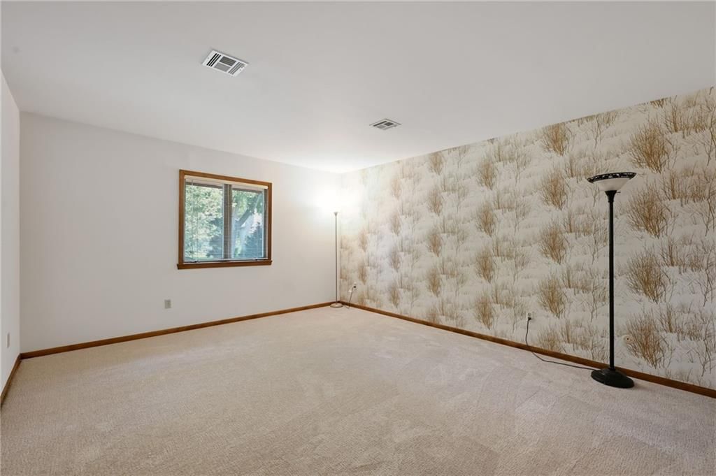 Photo 27 of 35 - 9964 Hemlock Drive, Overland Park, KS 66212