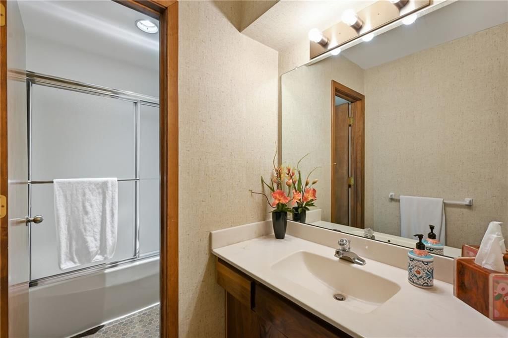 Photo 28 of 35 - 9964 Hemlock Drive, Overland Park, KS 66212
