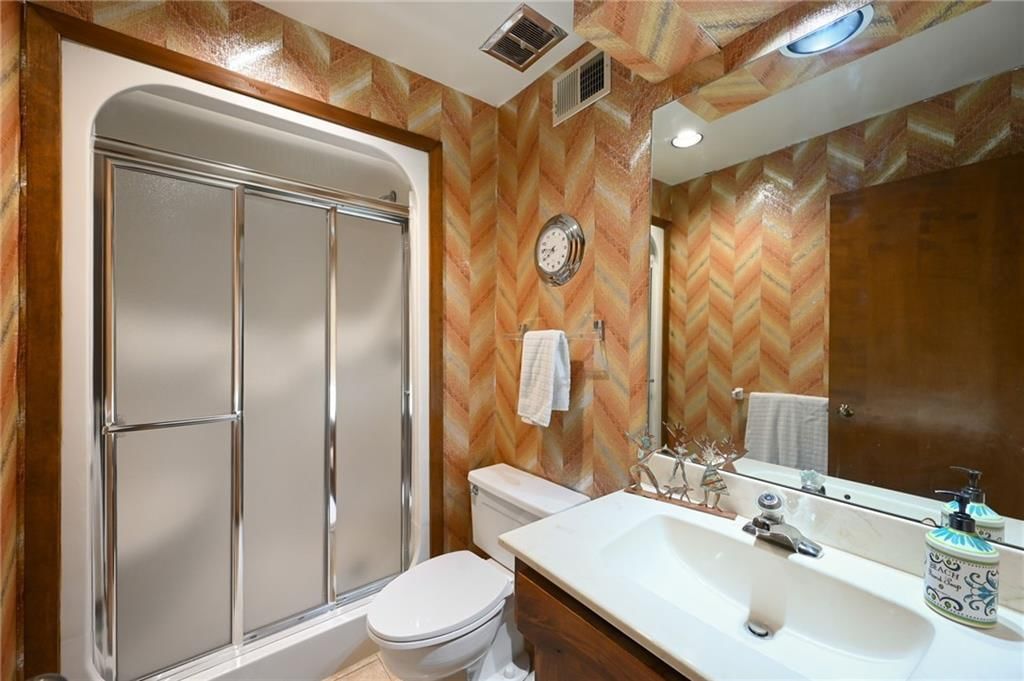Photo 32 of 35 - 9964 Hemlock Drive, Overland Park, KS 66212
