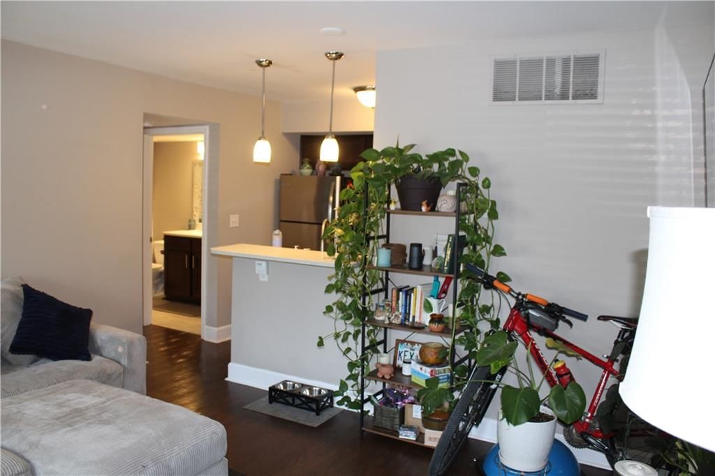 425 W 9th Street — photo 2