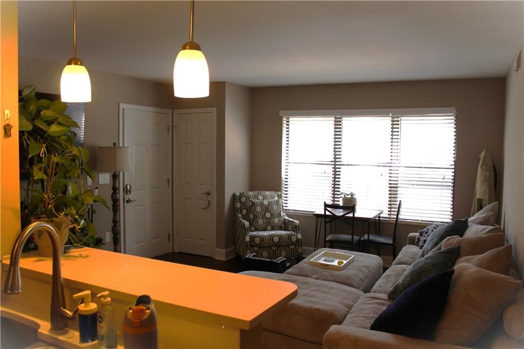 425 W 9th Street — photo 7