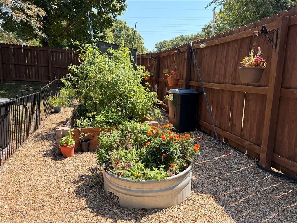 8933 Woodstone Street — photo 19
