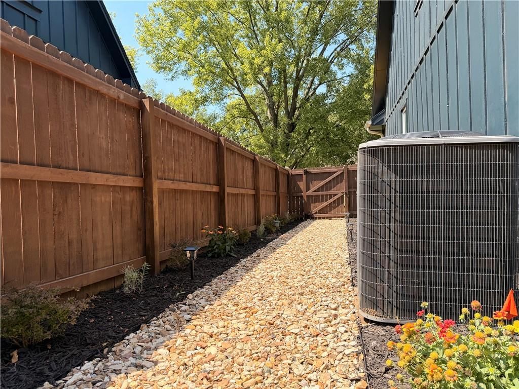 8933 Woodstone Street — photo 23