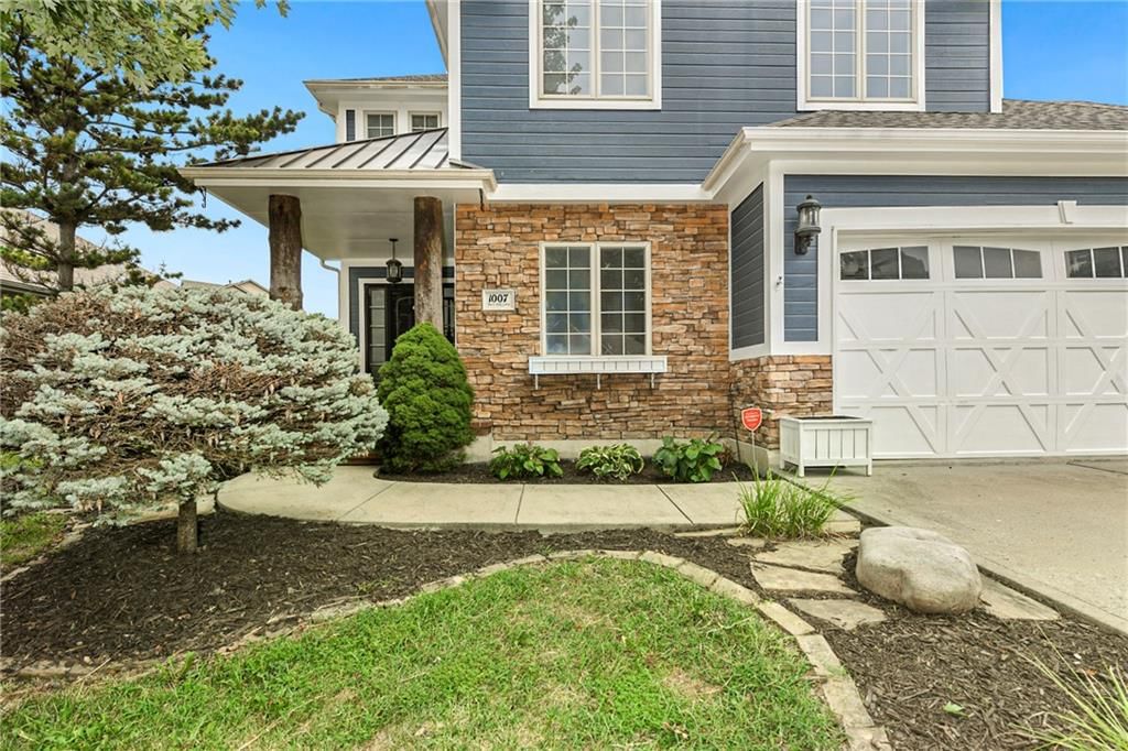 1007 Burr Oak Lane, Grain Valley, MO: listing photo 3