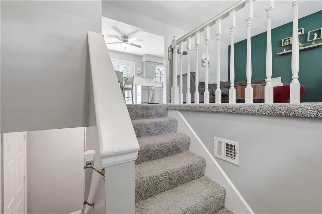 104 SW Gladstone Drive — photo 2