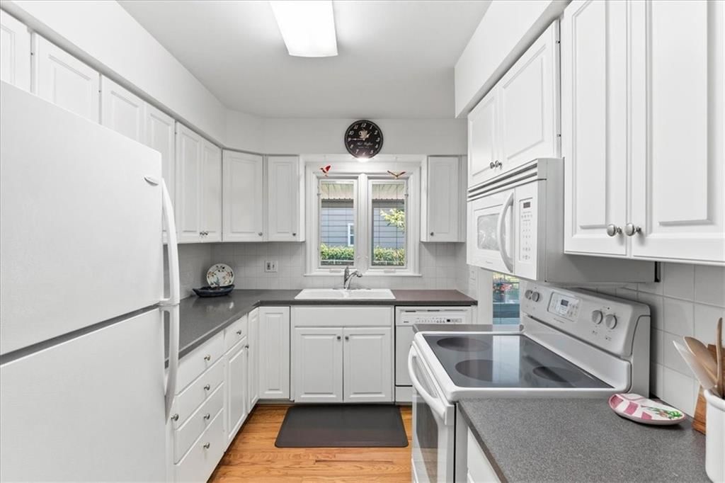 8611 Belleview Avenue — photo 14