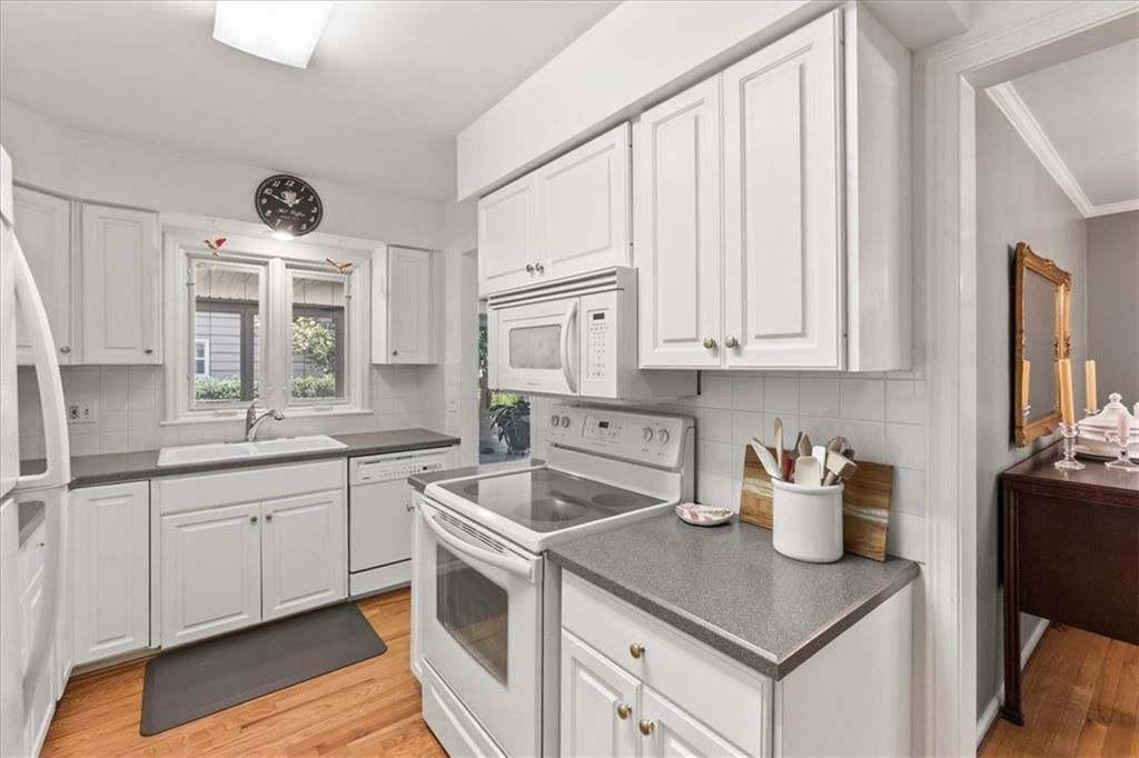 8611 Belleview Avenue — photo 17