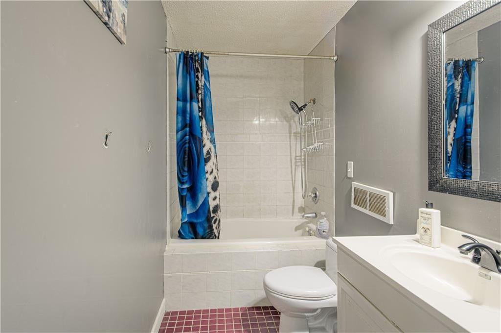 Frameless glass shower at 9803 Colony Place, Kansas City, MO 64131