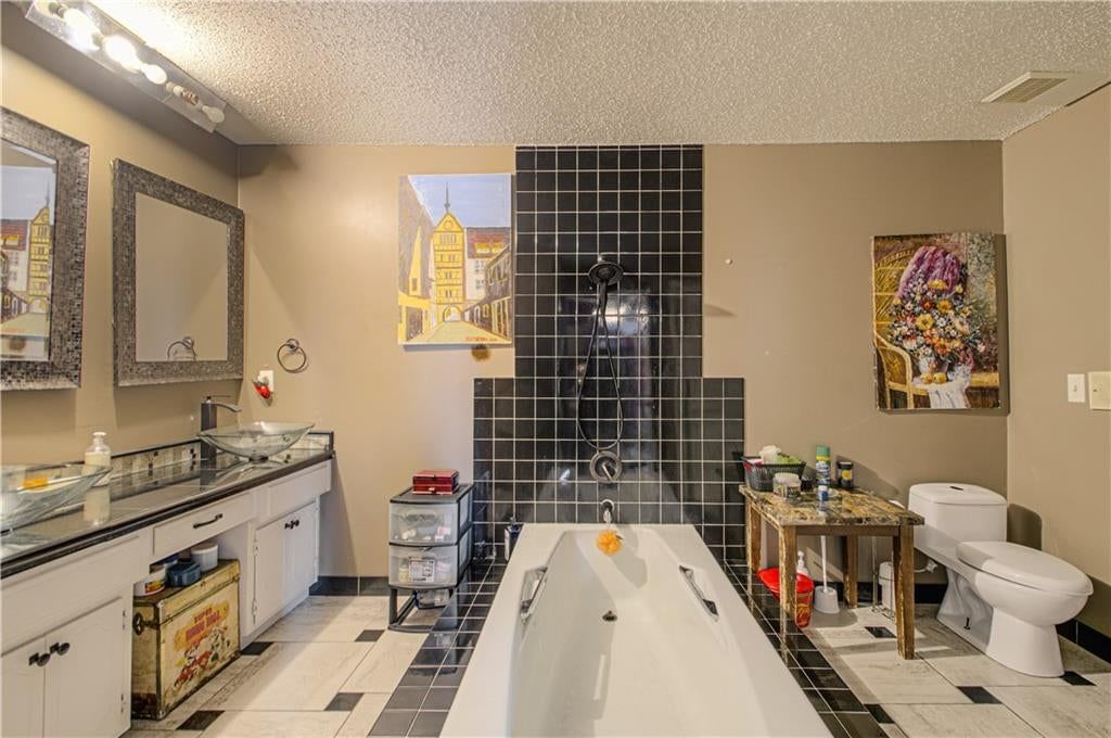 Photo 10 of 13 - 9803 Colony Place, Kansas City, MO 64131