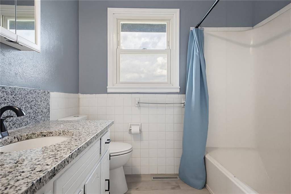 Photo 12 of 38 - 2700 Meadowlark Lane, Trenton, MO 64683