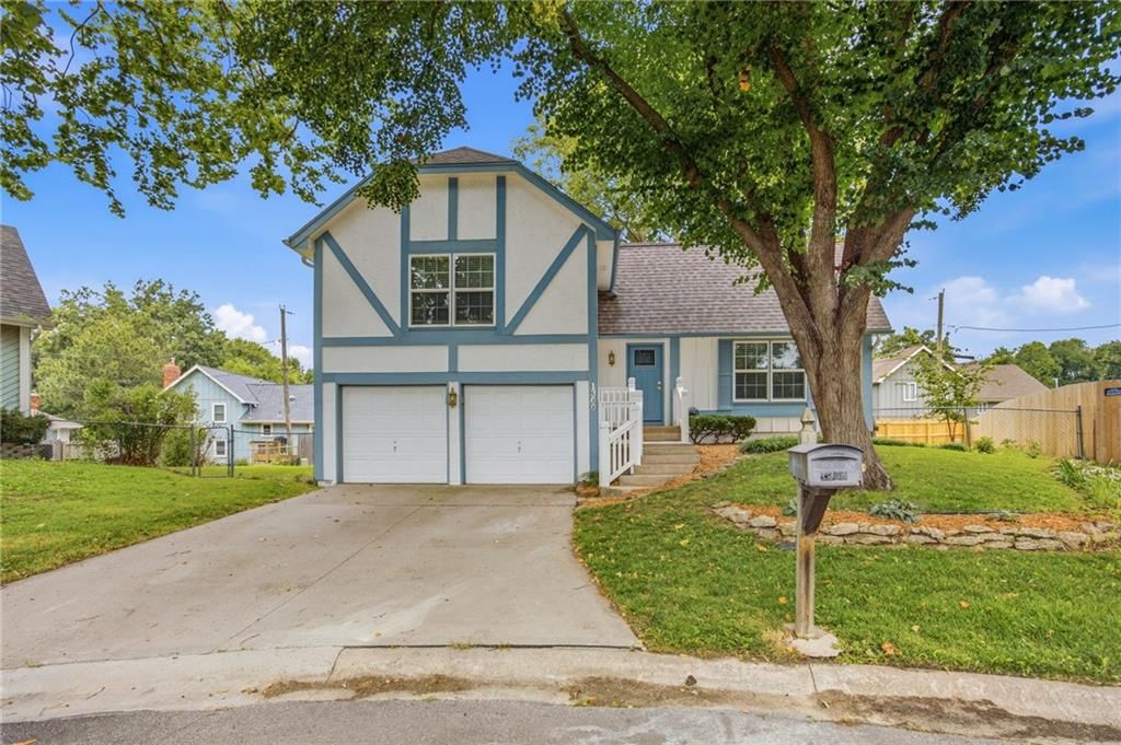 1300 S Apache Court — photo 1