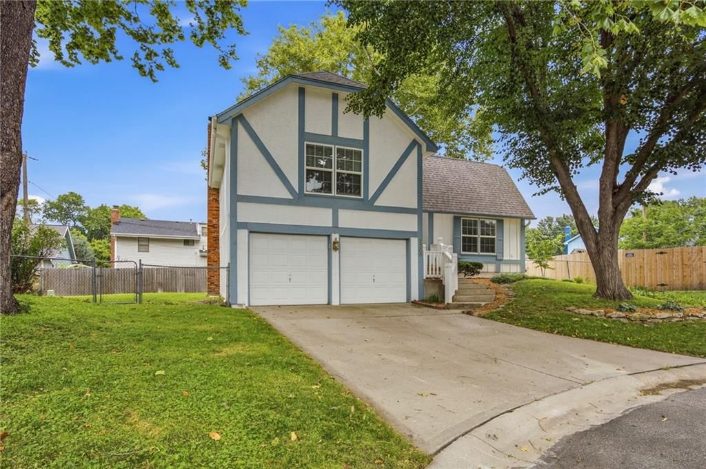 1300 S Apache Court — photo 2