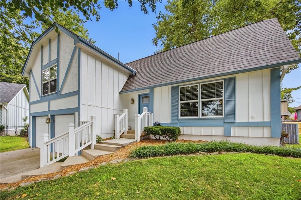 1300 S Apache Court — photo 3