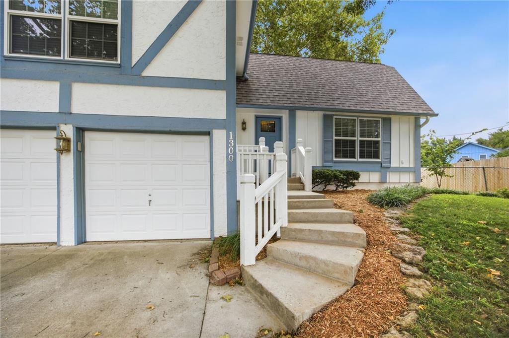 1300 S Apache Court — photo 4