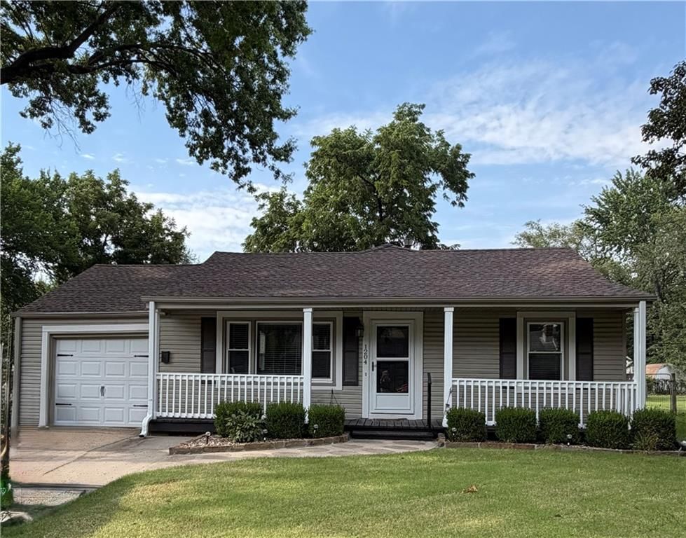 1204 E Fredrickson Drive — photo 1