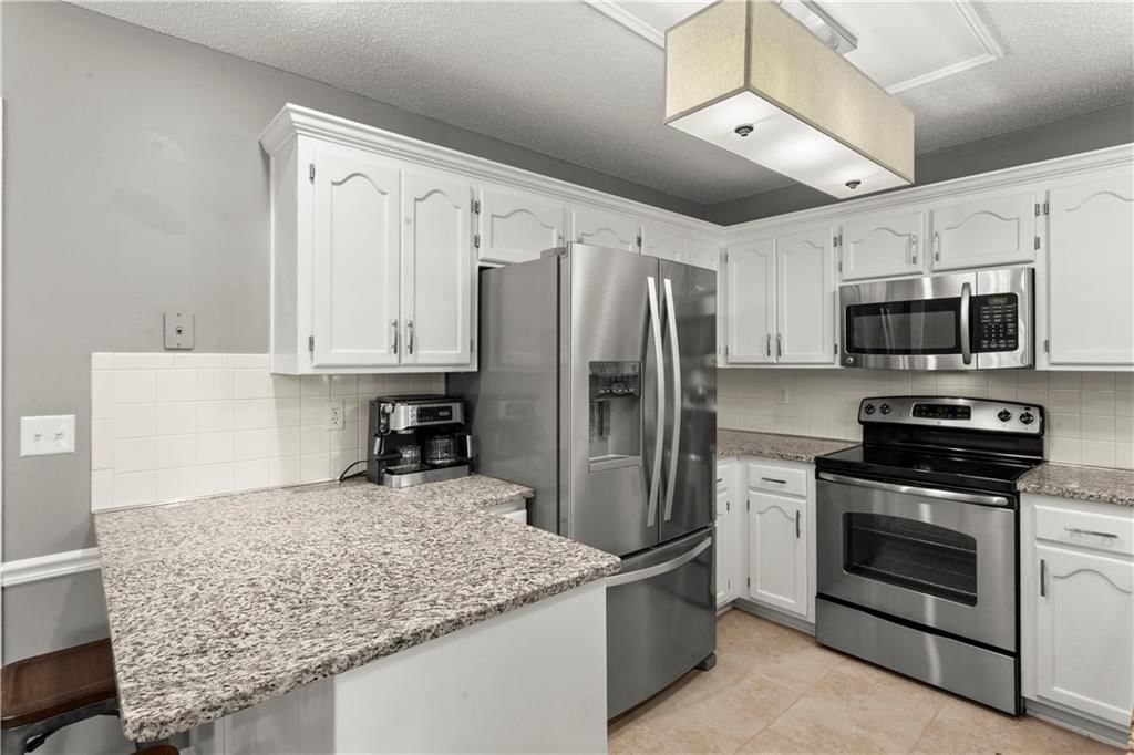 2417 NE Bridgeport Drive — photo 6