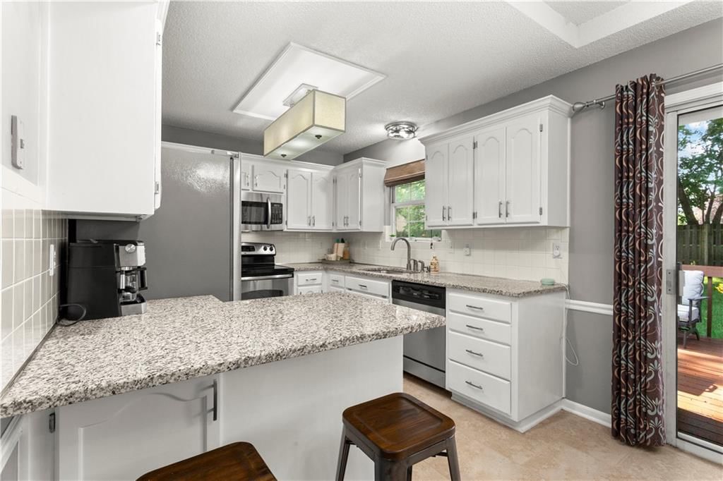 2417 NE Bridgeport Drive — photo 8
