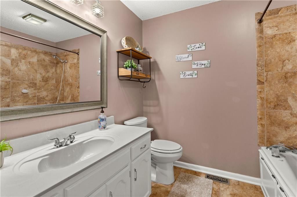 2417 NE Bridgeport Drive — photo 15