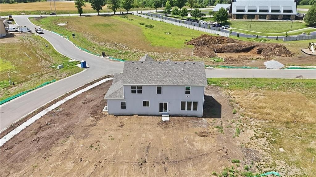 350 SW Amara Drive — photo 3