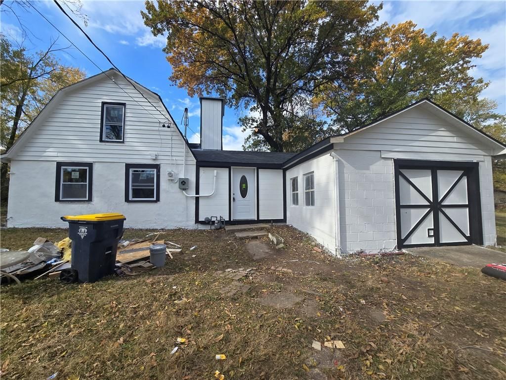 8708 N grand Avenue — photo 2