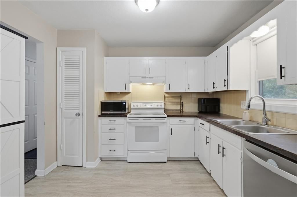 2812 SW 3rd St. Terrace — photo 4