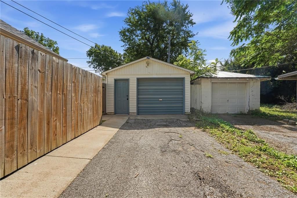 111 S Huttig Avenue — photo 33