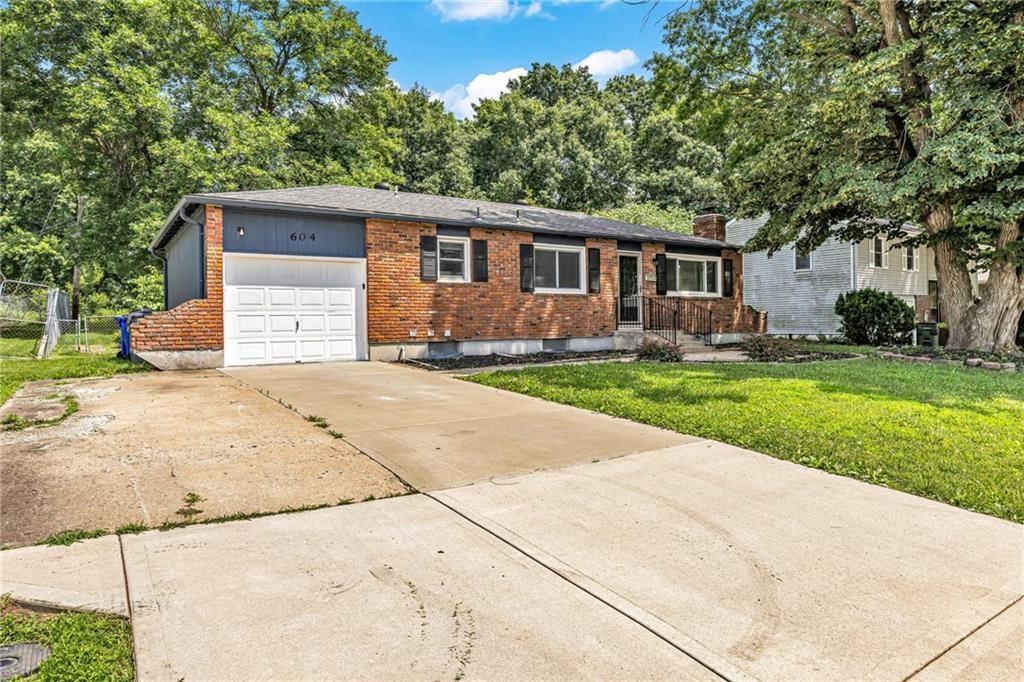 604 S Stevenson Street, Olathe, KS: listing photo 2