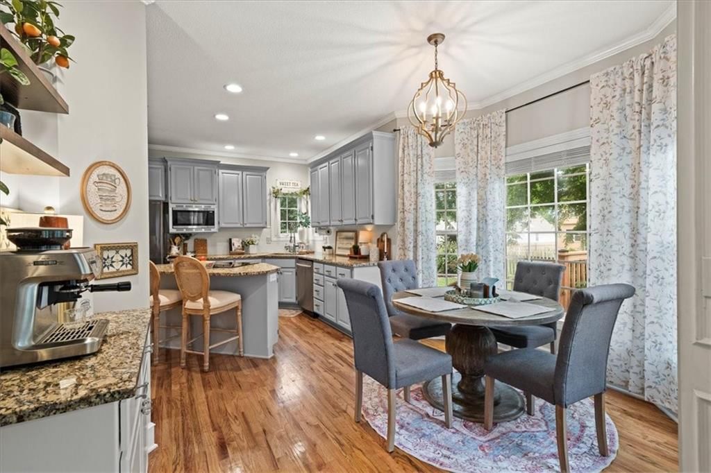 Photo 9 of 44 - 2804 SE BINGHAM Place, Lee's Summit, MO 64063
