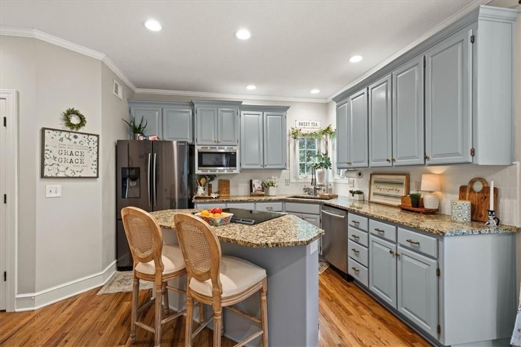 Photo 10 of 44 - 2804 SE BINGHAM Place, Lee's Summit, MO 64063