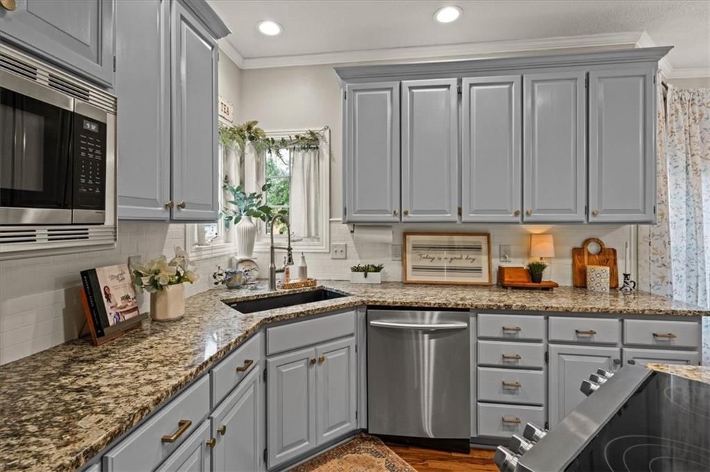Photo 12 of 44 - 2804 SE BINGHAM Place, Lee's Summit, MO 64063