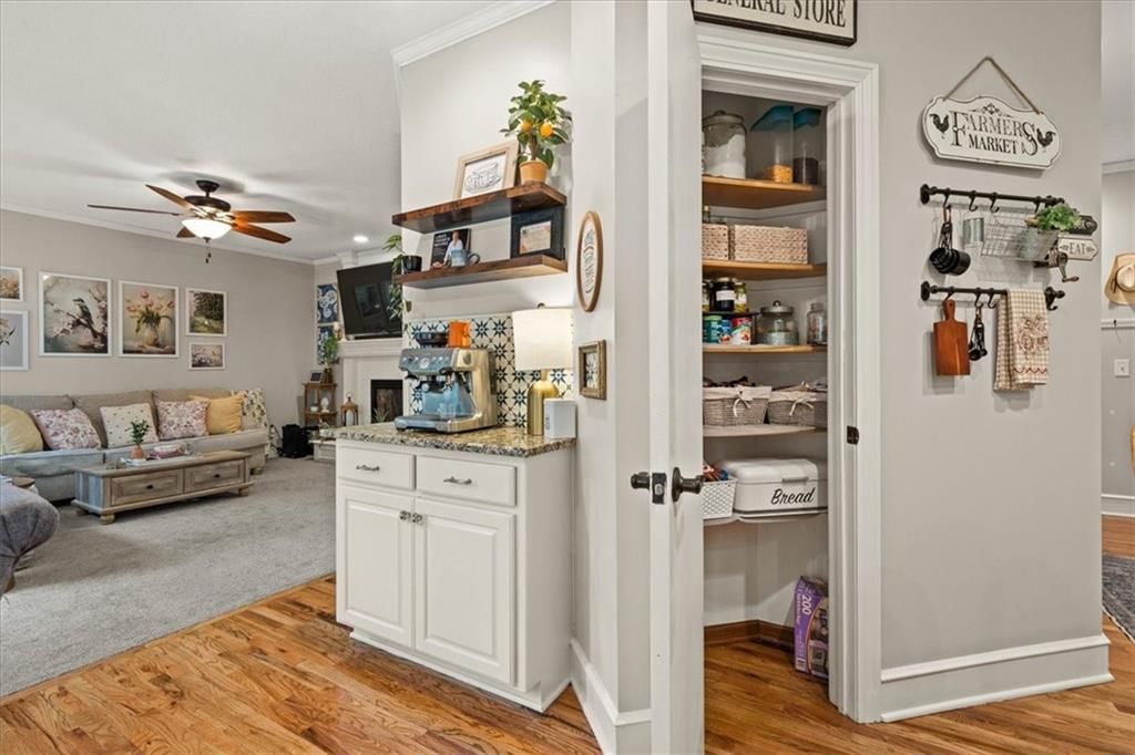 Photo 13 of 44 - 2804 SE BINGHAM Place, Lee's Summit, MO 64063