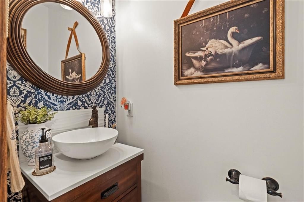 Photo 14 of 44 - 2804 SE BINGHAM Place, Lee's Summit, MO 64063