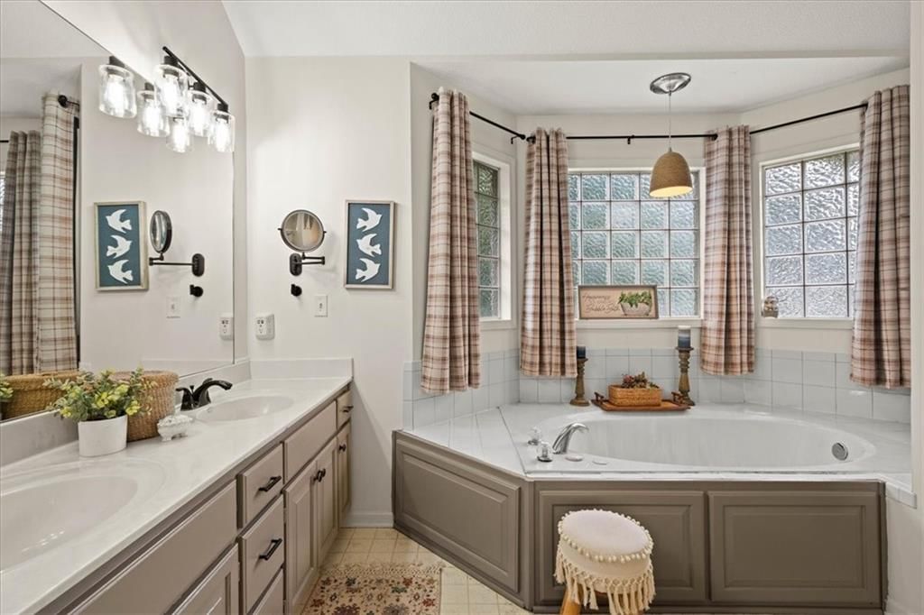 Photo 24 of 44 - 2804 SE BINGHAM Place, Lee's Summit, MO 64063