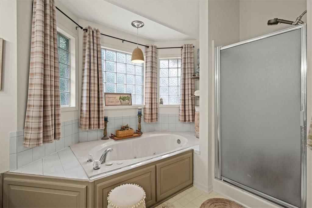 Photo 25 of 44 - 2804 SE BINGHAM Place, Lee's Summit, MO 64063