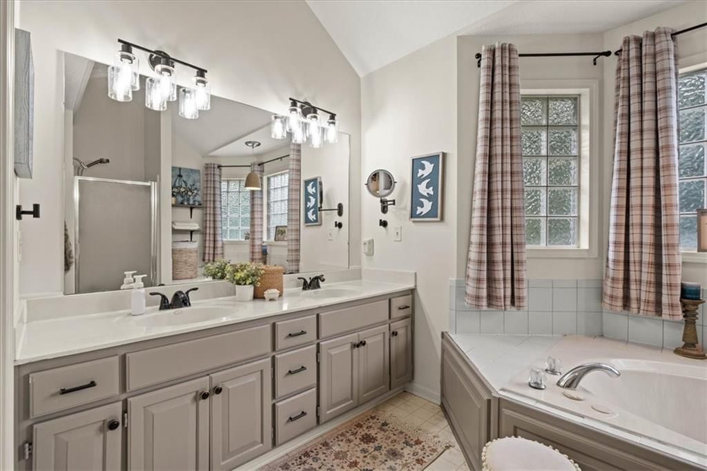 Photo 26 of 44 - 2804 SE BINGHAM Place, Lee's Summit, MO 64063