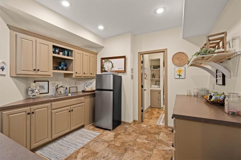 Photo 32 of 44 - 2804 SE BINGHAM Place, Lee's Summit, MO 64063