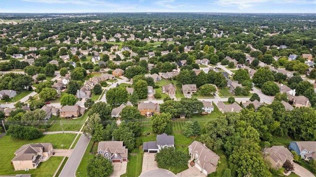 Photo 38 of 44 - 2804 SE BINGHAM Place, Lee's Summit, MO 64063