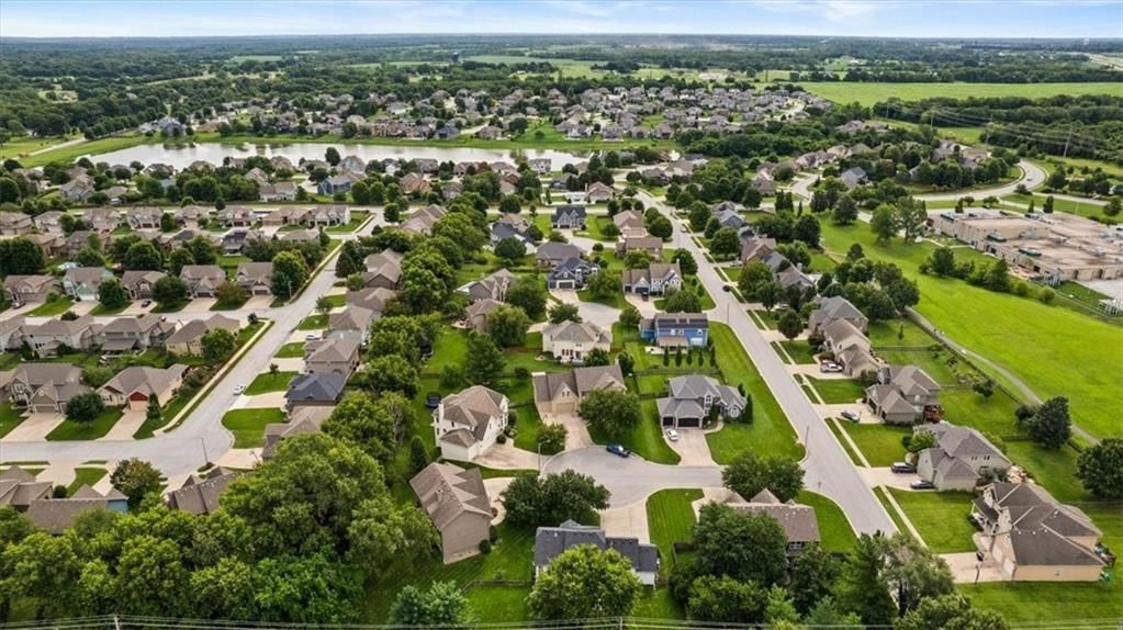 Photo 39 of 44 - 2804 SE BINGHAM Place, Lee's Summit, MO 64063