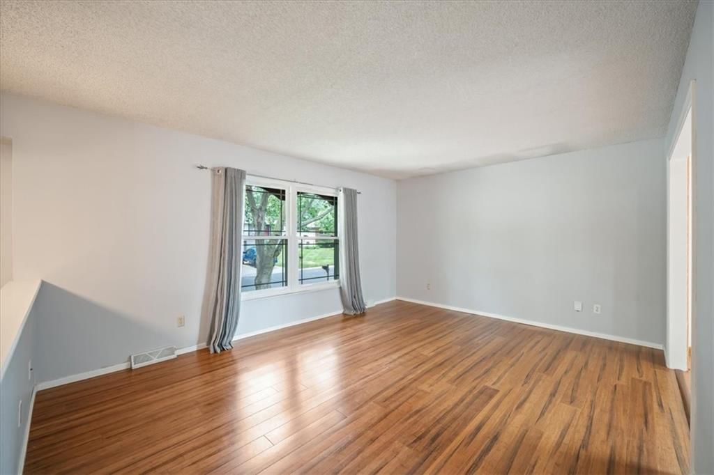 Photo 6 of 33 - 417 Stonewall Drive, Blue Springs, MO 64014