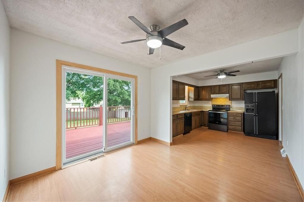Photo 10 of 33 - 417 Stonewall Drive, Blue Springs, MO 64014