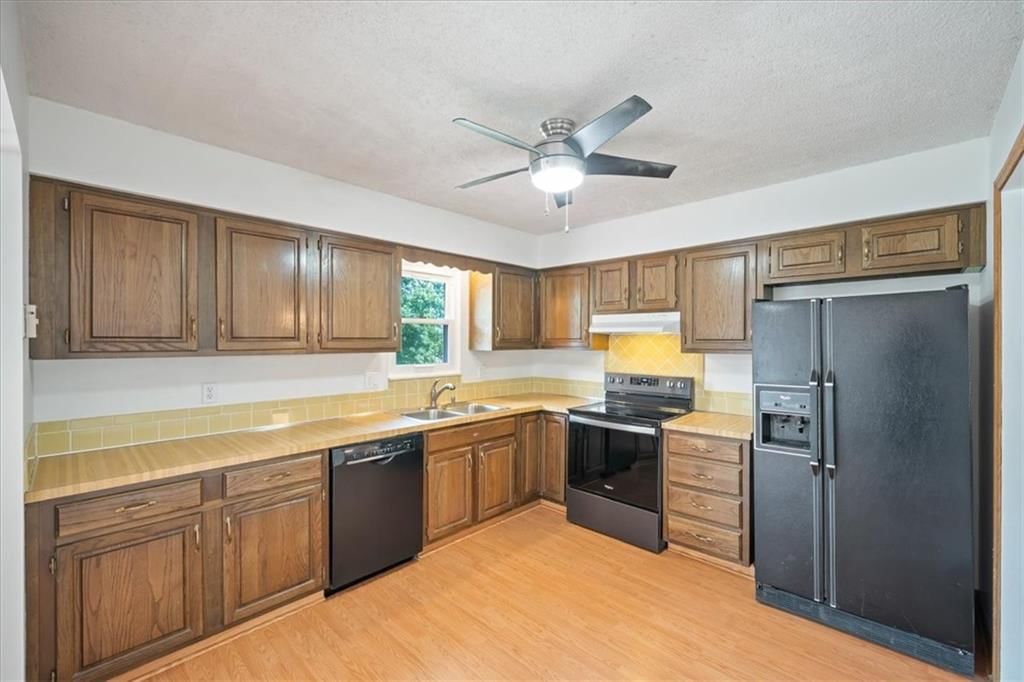Photo 11 of 33 - 417 Stonewall Drive, Blue Springs, MO 64014