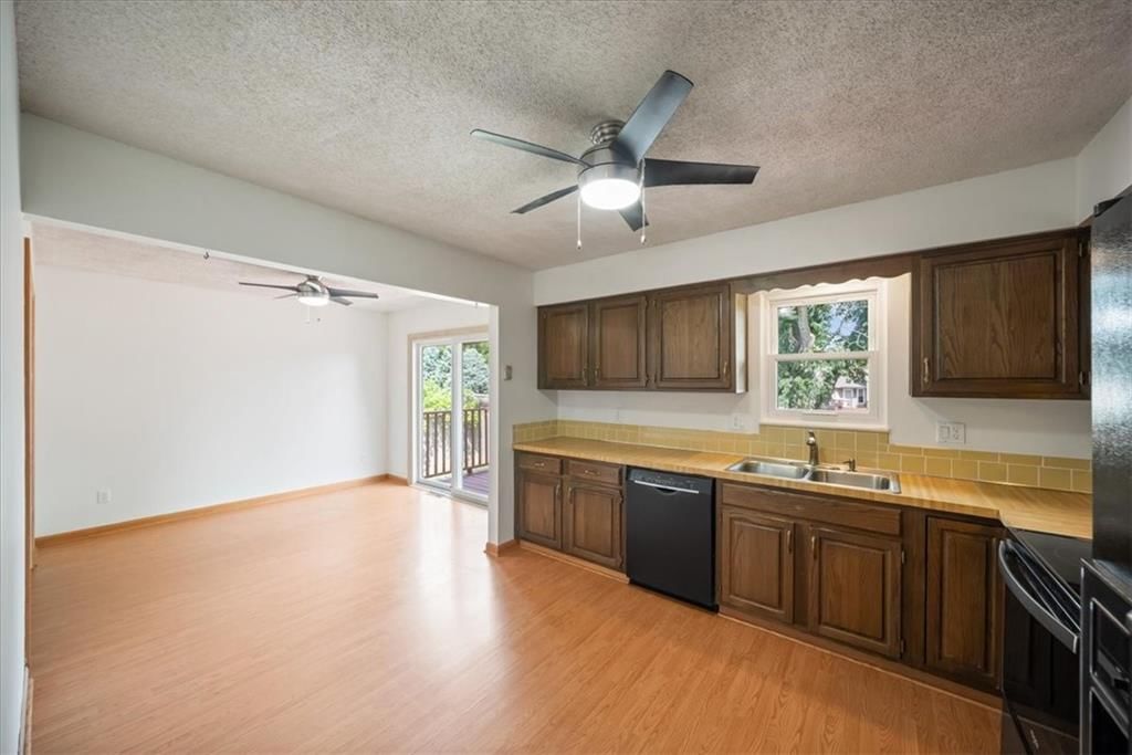 Photo 12 of 33 - 417 Stonewall Drive, Blue Springs, MO 64014